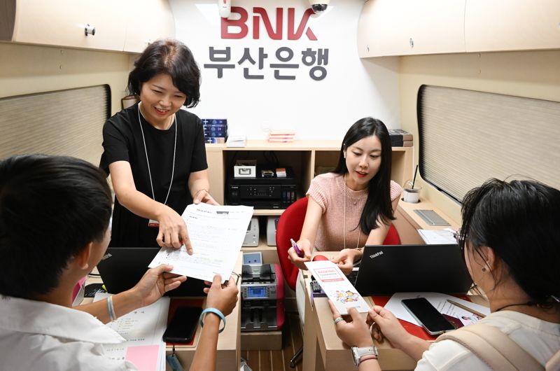 BNK부산은행은 부산 5개 대학교 외국인 유학생을 대상으로 금융지원 서비스를 제공한다고 6일 밝혔다. 부산은행 제공