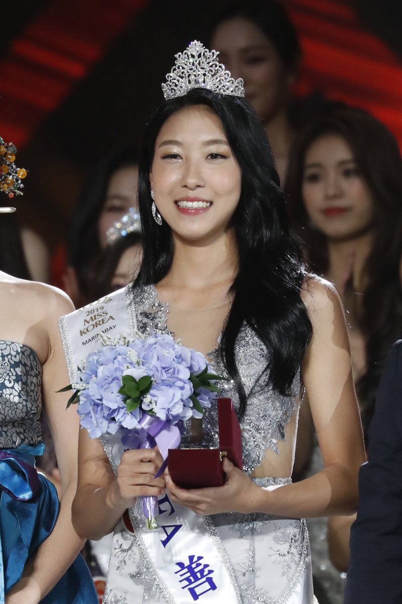 우희준이 11일 오후 서울 경희대 평화의 전당에서 열린 ‘2019미스코리아 선발대회’에서 善에 당선된 뒤 미소를 짓고 있다. 2019.7.11/뉴스1 ⓒ News1 권현진 기자