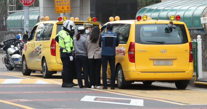 어린이보호구역에서 어린이통학버스 준수사항 위반 행위를 단속하는 모습.2023.2.9/뉴스1 ⓒ News1 오현지 기자