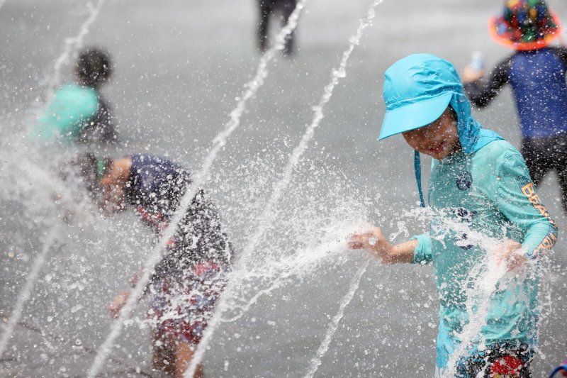 서울 영등포구 여의도한강공원 물빛광장에서 어린이들이 물놀이를 하며 더위를 식히고 있다. 2023.8.15/뉴스1 ⓒ News1 황기선 기자