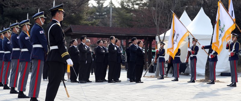 [대전=뉴시스] 강종민 기자 = 한덕수 국무총리가 8일 대전 서구 둔지미공원에서 3.8 민주의거 기념탑을 참배하고 있다. 2023.03.08. ppkjm@newsis.com