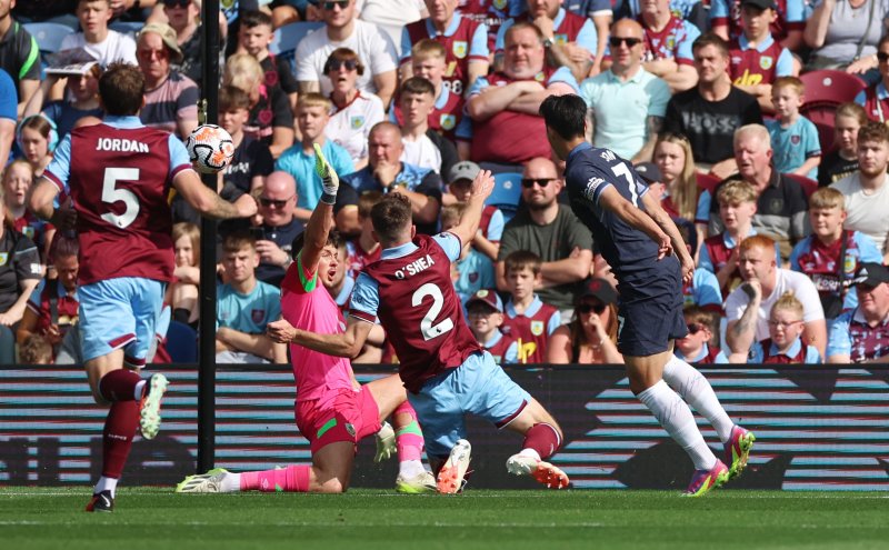 토트넘 홋스퍼의 손흥민(오른쪽)ⓒ 로이터=뉴스1