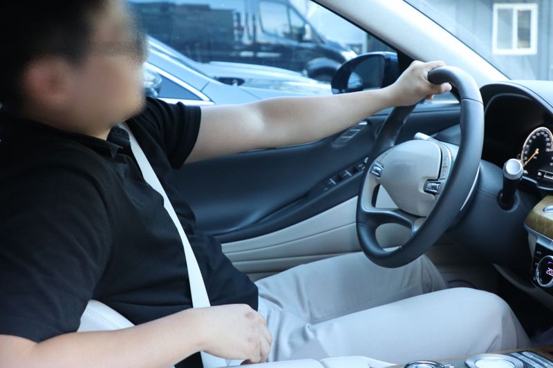 한 손으로 운전대를 잡고 비스듬한 자세로 운전하면 ‘부정렬증후군’ 발생 위험이 커진다. 안산자생한방병원 제공