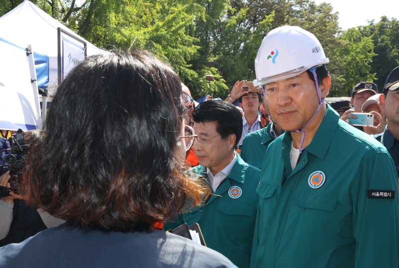 오세훈 서울시장이 지난해 9월 7일 송파구 올림픽공원에서 열린 재난대응 안전한국훈련에서 참가자들을 격려하고 있다. 연합뉴스