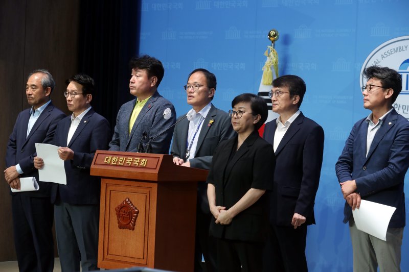 7일 오후 국회 소통관에서 열린 순직 해병 수사 방해 및 사건 은폐 등의 진상 규명을 위한 특검법 발의 기자회견에서 박주민 더불어민주당 해병대원 사망 사고 진상 규명 TF 단장이 발언하고 있다. 뉴시스