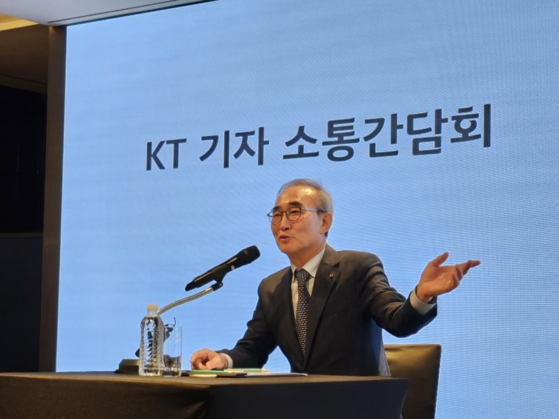 김영섭 KT 대표가 7일 서울 중구 르메르디앙에서 가진 기자간담회에서 질문에 답하고 있다.