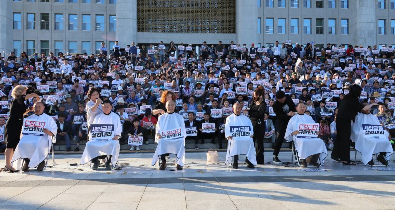 지난 9월7일 국회 본청 앞 새만금 SOC 예산 삭감 규탄대회에서 전북지역 국회의원들이 단체 삭발하고 있다. 연합뉴스