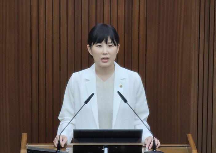 세종시의회 이현정 의원이 7일 시의회 본회의장에서 이두희 시 건설교통국장을 상대로 긴급 현안 질문을 하고 있다. / 뉴스1
