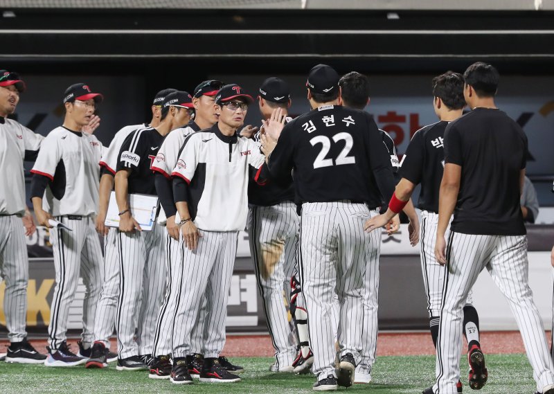 염경엽 LG 트윈스 감독이 7일 오후 경기 수원시 장안구 KT위즈파크에서 열린 ‘2023 신한은행 SOL KBO리그’ LG 트윈스와 KT 위즈의 경기 종료 후 선수들과 기쁨을 나누고 있다. 이날 경기는 11대4로 LG의 승리로 끝났다. 2023.9.7/뉴스1 ⓒ News1 김영운 기자