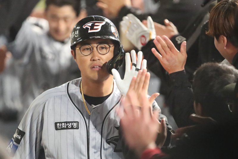 6일 오후 대구 삼성라이온즈파크에서 열린 프로야구 '신한은행 SOL 2023 KBO리그' 한화 이글스와 삼성 라이온즈의 경기, 9회초 2사 1,3루 상황 한화 4번타자 채은성이 우측 담장 넘어가는 3점홈런을 때린 뒤 동료들의 축하를 받고 있다. 2023.4.6/뉴스1 ⓒ News1 공정식 기자