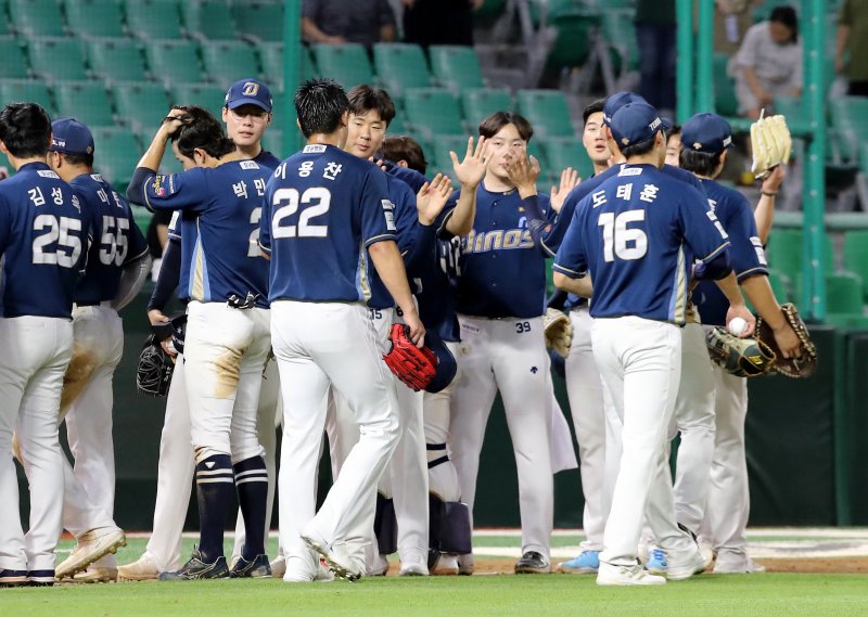 8일 오후 인천 미추홀구 SSG 랜더스필드에서 열린 2023 신한 SOL KBO리그 NC다이노스와 SSG 랜더스 경기에서 2대0으로 승리를 거둔 NC 선수들이 기뻐하고 있다. 2023.8.8/뉴스1 ⓒ News1 장수영 기자
