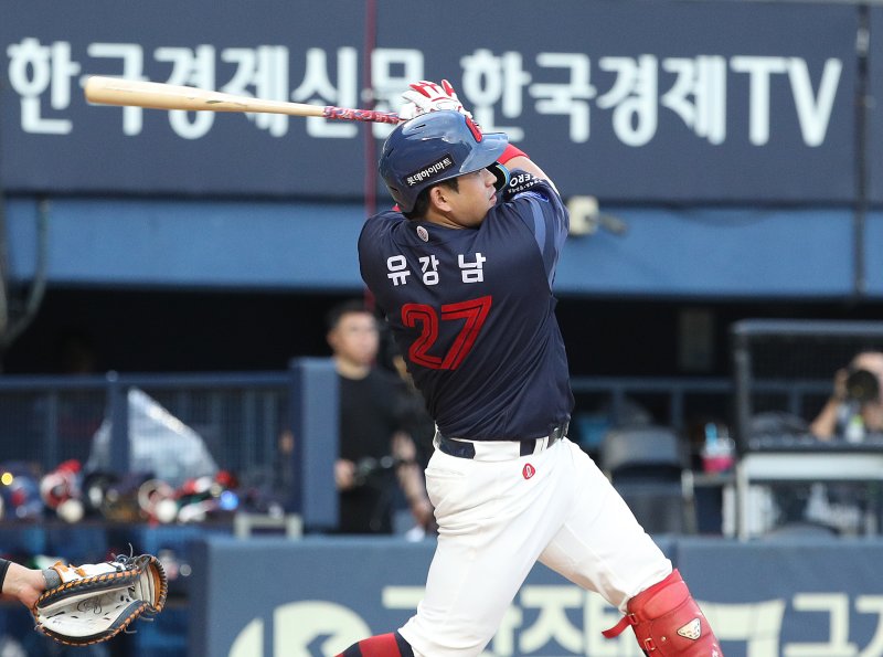 25일 오후 서울 송파구 잠실야구장에서 열린 프로야구 '2023 신한은행 SOL KBO리그' 두산 베어스와 롯데 자이언츠의 경기 3회초 롯데 공격 1사 1루 상황에서 유강남이 안타를 치고 있다. 2023.7.25/뉴스1 ⓒ News1 신웅수 기자