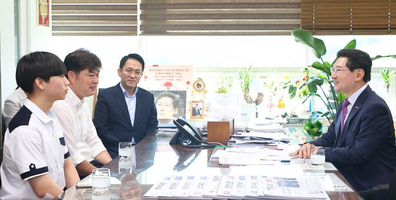 이상일 용인시장(오른쪽)이 이재진 교육문화보좌관과 함께 이찬희 삼계고등학교 학생회장 등과 환담하고 있다. 용인시 제공