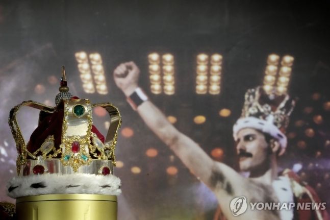프레디 머큐리가 콘서트 투어 때 무대에서 착용했던 왕관. AP 연합뉴스 자료사진