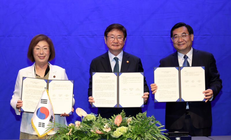 한중일 문화장관, 전주선언문 선포식 (전주=연합뉴스) 나보배 기자 = 8일 전북 전주시 완산구 동서학동 국립무형유산원에서 열린 제14회 한중일 문화장관회의에서 박보균 문화체육관광부 장관(가운데)과 나가오카 케이코 일본 문부과학대신(왼쪽), 후허핑 중국 문화여유부장이 전주선언문에 서명한 뒤 기념 촬영을 하고 있다. 2023.9.8 warm@yna.co.kr