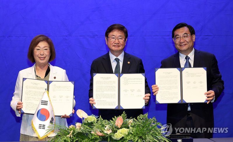 한중일 문화장관, 전주선언문 선포식 (전주=연합뉴스) 나보배 기자 = 8일 전북 전주시 완산구 동서학동 국립무형유산원에서 열린 제14회 한중일 문화장관회의에서 박보균 문화체육관광부 장관(가운데)과 나가오카 케이코 일본 문부과학대신(왼쪽), 후허핑 중국 문화여유부장이 전주선언문에 서명한 뒤 기념 촬영을 하고 있다. 2023.9.8 warm@yna.co.kr (끝)