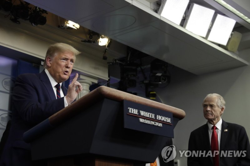 트럼프 대통령과 경제책사 나바로 epa08327773 US President Donald J. Trump speaks next to White House Trade Adviser Peter Navarro during a press briefing on the Coronavirus COVID-19 pandemic with members of the Coronavirus Task Force at the White House in Washington, DC, USA, 27 March 2020. At left US Vice Presiden