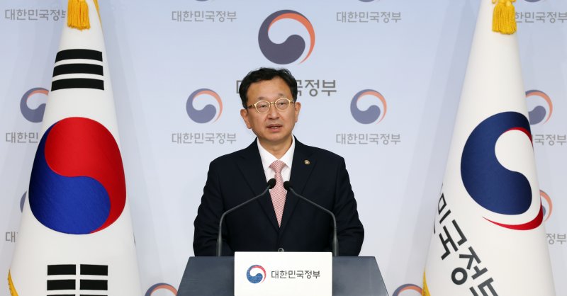 정승윤 국민권익위원회 부위원장이 8일 오전 서울 종로구 정부서울청사 별관에서 방송통신심의위원회 위원의 이해충돌방지법 위반 의혹 신고 사건 조사 결과 발표를 하고 있다.뉴스1