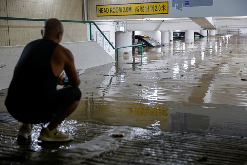 8일(현지시간) 홍콩에 폭우가 쏟아지면서 주차장이 침수된 모습. 사진=로이터 뉴스1