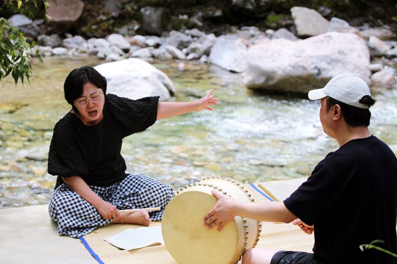 국민소리꾼으로 일컬어지는 국립창극단 서정금 명창이 지난달 충북 영동군 상촌면 물한계곡에서 신명나게 한 껏 노랫가락을 뽑아내고 있다. 전통문화예술양성위원회 제공