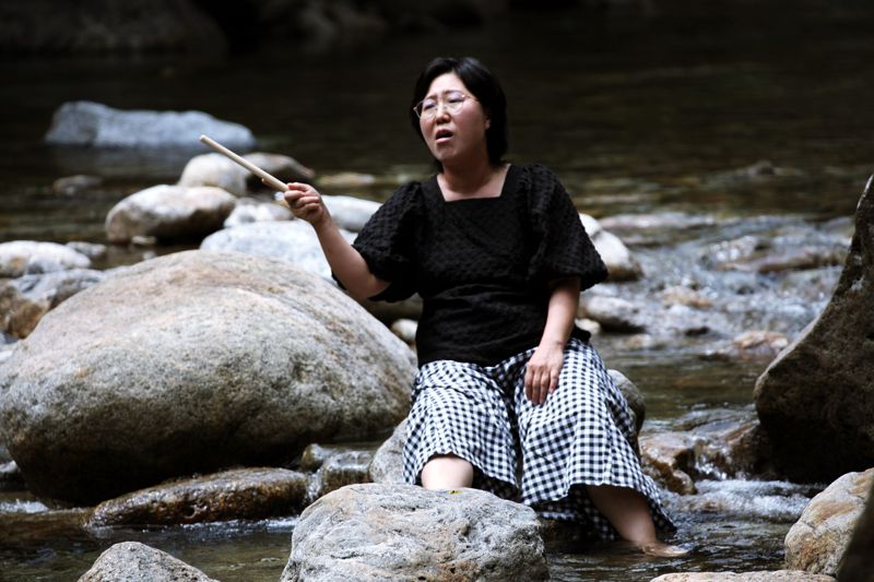 국립창극단 서정금 명창이 지난달 충북 영동군 상촌면 물한계곡에서 판소리 한 자락을 멋들어지게 뽑고 있다.<div id='ad_body3' class='mbad_bottom' ></div> 전통문화예술양성위원회 제공