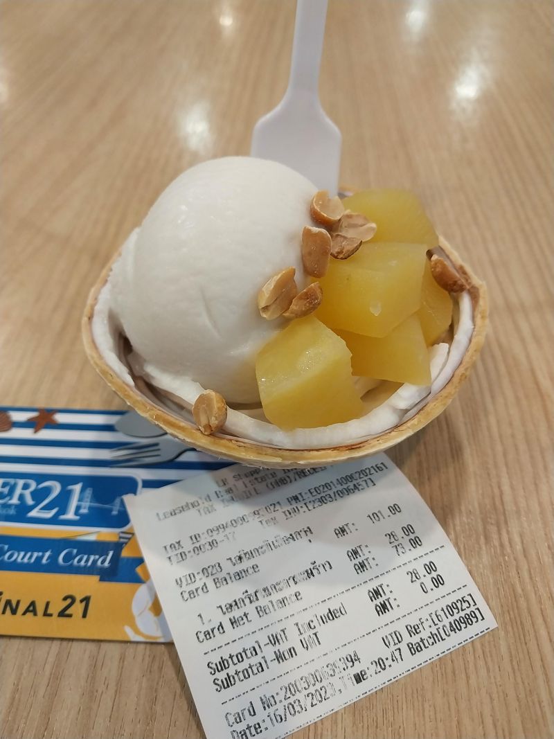 쇼핑몰 터미널21에 있는 푸드코트에서 주문한 코코넛 아이스크림. 가격은 한국돈 1000원 정도다.