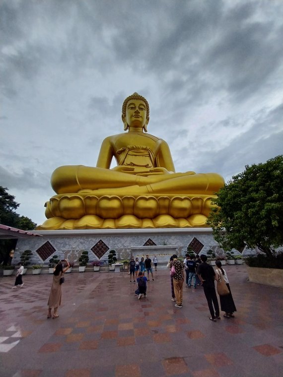 불교 사원 '왓 빡남 파씨 짜런'에 있는 초대형 좌불상.