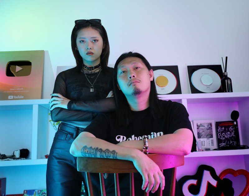 [서울=뉴시스] 김금보 기자 = 유튜버·틱톡 크리에이터로 유명세를 타고 있는 그레빠(아래)와 신체리가 지난 25일 서울 마포구 자택에서 가진 뉴시스와의 인터뷰에 앞서 포즈를 취하고 있다. 2023.06.02. kgb@newsis.com