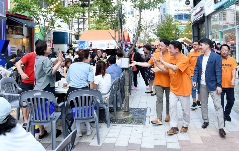 김동근 의정부시장이 민락맥주축제 현장에서 시민들과 인사를 나누고 있다. /의정부시 제공