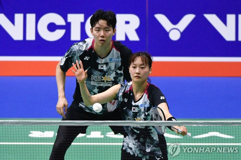 서승재-채유정(앞) South Korea's Chae Yu-jung (R) hits a return next to Seo Seung-jae during their mixed doubles quarterfinal match against China's Zheng Siwei and Huang Yaqiong at the China Open Badminton tournament in Changzhou, in China's eastern Jiangsu Province on September 8, 2023. (Photo by AFP) / Ch