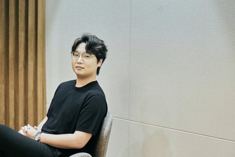 작곡가 최재혁이 지난 5일 서울 롯데콘서트홀에서 가진 인터뷰에 앞서 포즈를 취하고 있다. (사진=롯데콘서트홀 제공) photo@newsis.com *재판매 및 DB 금지