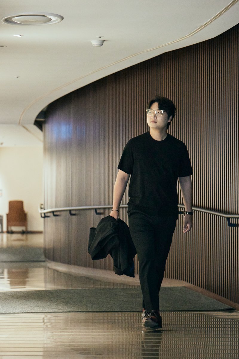 작곡가 최재혁이 지난 5일 서울 롯데콘서트홀에서 가진 인터뷰에 앞서 포즈를 취하고 있다. (사진=롯데콘서트홀 제공) photo@newsis.com *재판매 및 DB 금지