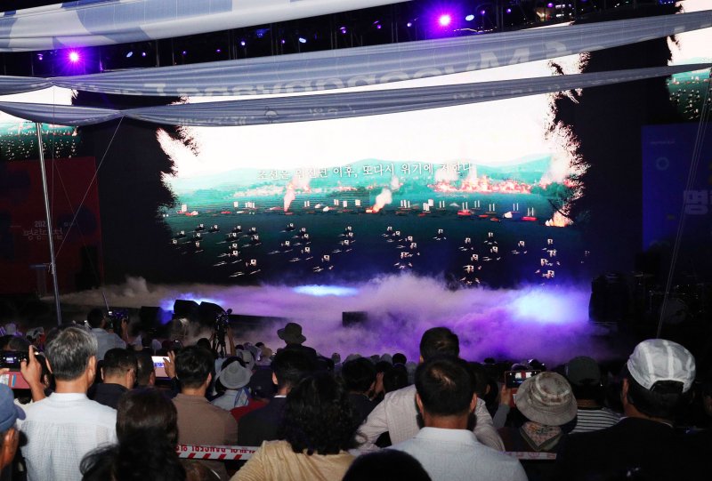 [해남=뉴시스] 이창우 기자='2023 명량대첩축제'가 8일 오후 '불멸의 명량! 호국의 울돌목!'을 주제로 해남 우수영관광지에서 열린 가운데 미디어해전이 펼쳐지고 있다. (사진=전남도 제공) 2023.09.08. photo@newsis.com *재판매 및 DB 금지