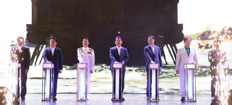 [해남=뉴시스] 이창우 기자=김영록 전남도지사(가운데)가 8일 오후 해남 우수영관광단지에서 '불멸의 명량! 호국의 울돌목!'을 주제로 열린 '2023 명량대첩축제'에서 개막선언 버튼을 누르고 있다. (사진=전남도 제공) 2023.09.08. photo@newsis.com *재판매 및 DB 금지