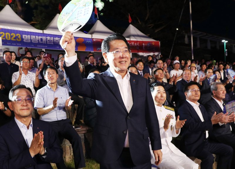 [해남=뉴시스] 이창우 기자=김영록 전남도지사가 8일 오후 해남 우수영관광단지에서 '불멸의 명량! 호국의 울돌목!'을 주제로 열린 '2023 명량대첩축제'에서 관람객들에게 인사를 하고 있다. (사진=전남도 제공) 2023.09.08. photo@newsis.com *재판매 및 DB 금지