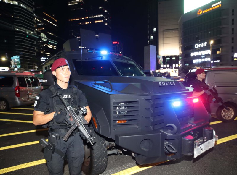 [서울=뉴시스] 서울 신림역, 경기 성남 서현역 등 묻지마 흉기 난동이 반복되는 가운데 4일 오후 온라인 커뮤니티에 살인을 예고하는 게시물 두 건이 올라온 서울 강남역에서 소총과 권총으로 무장한 경찰특공대원들과 전술 장갑차가 대기하고 있다. 경찰청 경비국 대테러위기관리과는 특별치안활동의 일환으로 살인예고지역, 다중이용시설 등 전국 15개 경찰청 36개소에 소총과 권총으로 이중 무장한 경찰특공대원 127명을 전진 배치했다. 오는 5일부터는 전술 장갑차 10대를 추가 배치, 초기에 범죄 분위기를 완전 제압해 국민들이 평온한 일상을 영위