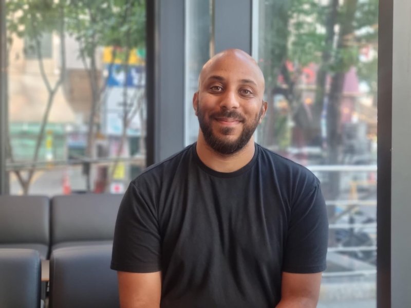 홀니스 아뎀 사우스뱅크센터 현대음악 총괄 (서울=연합뉴스) 강애란 기자 = 영국 사우스뱅크센터의 현대음악 총괄 홀니스 아뎀이 지난 5일 서울 광화문 한 카페에서 연합뉴스와 인터뷰가 끝난 뒤 포즈를 취하고 있다. 2023.9.9