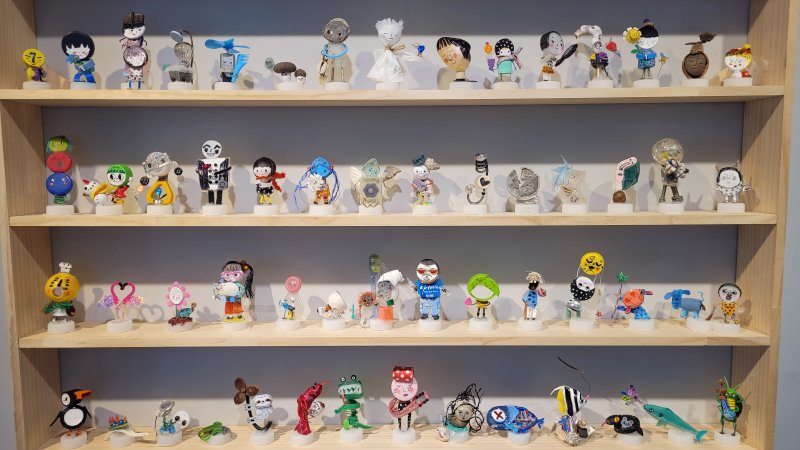 신광초 6학년 김단아 학생이 병뚜껑과 해양폐기물로 만든 작품들