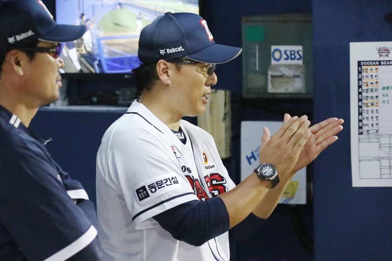 26일 오후 서울 송파구 잠실야구장에서 열린 프로야구 '2023 신한은행 SOL KBO리그' 롯데 자이언츠와 두산 베어스의 경기에서 9회말 이승엽 두산 감독이 선수들에게 박수를 보내고 있다. 2023.7.26/뉴스1 ⓒ News1 민경석 기자