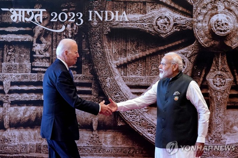 악수하는 조 바이든 미국 대통령과 나렌드라 모디 인도 총리. 사진=AFP 연합뉴스