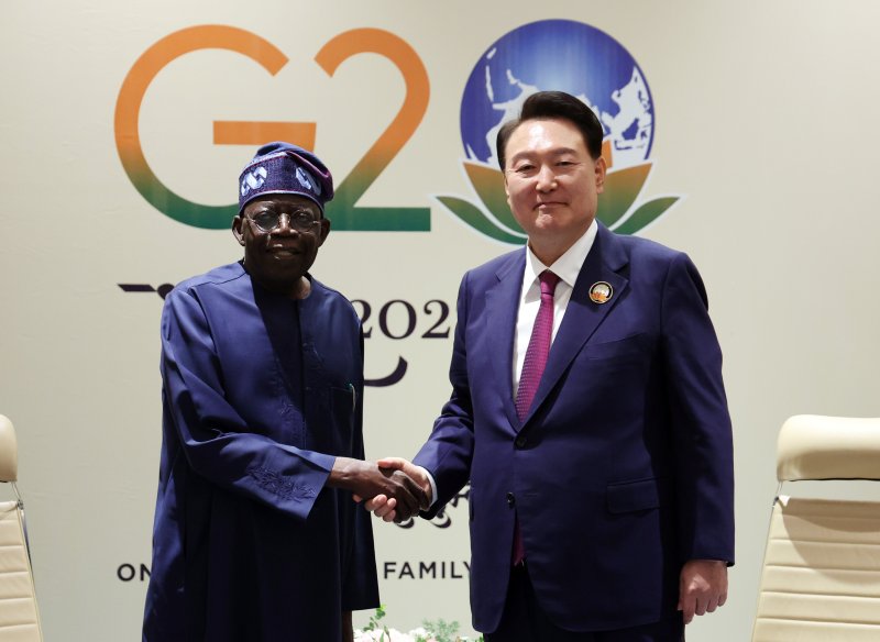 윤석열 대통령, 한·나이지리아 정상회담 (뉴델리=연합뉴스) 진성철 기자 = 윤석열 대통령이 9일(현지시간) 인도 뉴델리 바라트 만다팜 국제컨벤션센터에서 열린 한·나이지리아 정상회담에서 볼라 티누부 나이지리아 대통령과 악수하고 있다. 2023.9.9 zjin@yna.co.kr (끝)