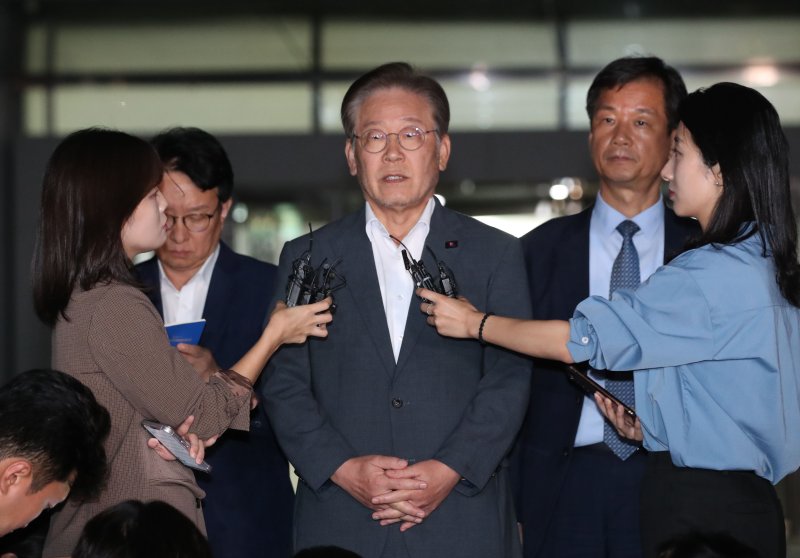 이재명 더불어민주당 대표가 9일 오후 경기 수원시 영통구 수원지방검찰청에서 쌍방울그룹 대북송금 의혹과 관련 조사를 마치고 나와 취재진의 질문에 답하고 있다. 2023.9.9/뉴스1 ⓒ News1 김영운 기자 /사진=뉴스1