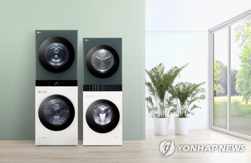 LG전자 '트롬 워시타워'(왼쪽)와 '트롬 워시타워 컴팩트' LG전자, '트롬 워시타워' 매출 성장 기록 (서울=연합뉴스) LG 트롬 워시타워가 2020년 출시 후 지난해까지 매년 매출 성장을 기록하며 새로운 제품 시장을 개척하고 있다고 LG전자가 13일 밝혔다. 사진은 'LG 트롬 워시타워'(왼쪽)와 'LG 트롬 워시타워 컴팩트'. 2023.3.13 [LG전자 제공. 재판매 및 DB 금지] photo@yna.co.kr (끝)