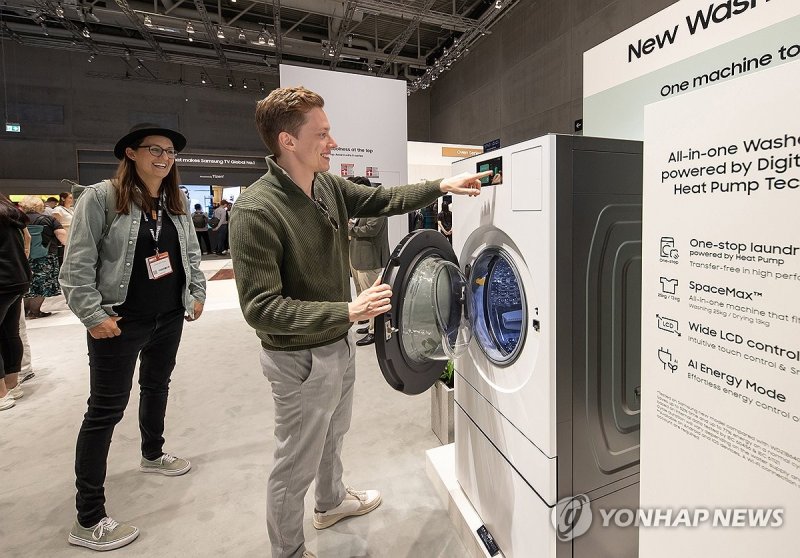 삼성전자가 'IFA 2023'에서 선보인 세탁건조기 삼성전자 세탁건조기 구경하는 IFA2023 관람객들 (서울=연합뉴스) 1일(현지시간) IFA 2023이 열리고 있는 독일 메세 베를린 IFA 2023 삼성전자 전시관에서 관람객들이 세탁기, 건조기가 합쳐진 신제품을 체험하고 있다. 2023.9.1 [삼성전자 제공. 재판매 및 DB금지] photo@yna.co.kr (끝)