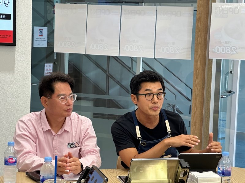 최경선 더본코리아 가맹사업본부 전무와 김현민 LG유플러스 SOHO사업담당(상무) [촬영 오규진]