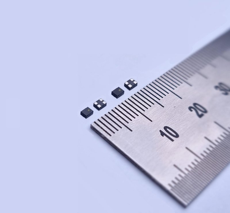 삼성전기는 지난 10일 업계 최초로 두 개의 파워인덕터를 하나의 칩으로 구현한 '커플드 파워인덕터'를 양산한다고 밝혔다. 사진은 삼성전기가 개발한 커플드 파워인덕터. 사진=연합뉴스