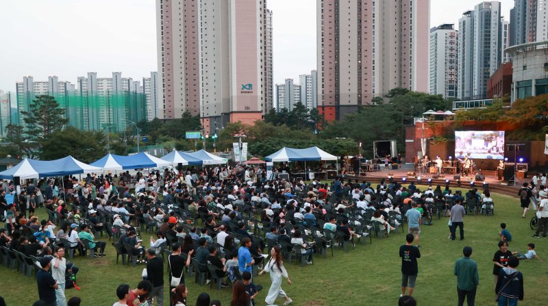 용인시 동천동 목양교회 잔디마당에서 9일 열린 '제6회 머내마을 영화제'의 메인행사 '야외영화축제'에서 사전 공연을 즐기는 시민들 모습.(용인시 제공)