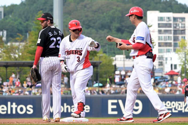 [광주=뉴시스] 이영주 기자 = 10일 오후 광주 북구 광주-기아챔피언스필드에서 열린 2023프로야구 KIA 타이거즈 대 LG 트윈스의 경기, 4회 말 KIA 6번 타자 김선빈이 1루로 들어오며 코치와 주먹인사를 나누고 있다. 2023.09.10. leeyj2578@newsis.com <저작권자ⓒ 공감언론 뉴시스통신사. 무단전재-재배포 금지.> /사진=뉴시스화상