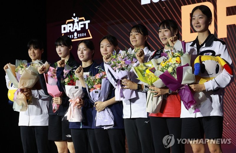 1라운드 지명 영광의 얼굴들 1라운드 지명 영광의 얼굴들 (서울=연합뉴스) 한종찬 기자 = 10일 서울 강서구 메이필드호텔에서 열린 프로배구 2023-2024 KOVO 여자 신인선수 드래프트에서 1라운드 지명을 받은 선수들이 기념촬영을 하고 있다. 오른쪽부터 한국도로공사 김세빈, 정관장 곽선옥, IBK 전수민, GS 이윤신, GS 유가람, 현대걸설 최서현, 한국도로공사 신은지. 2023.9.10 saba@yna.co.kr (끝)