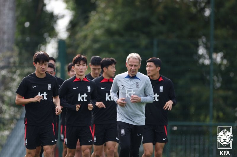 [서울=뉴시스] 조성우 기자 = 위르겐 클린스만 감독이 이끄는 한국 축구 국가대표팀이 오는 13일(한국시간) 사우디아라비아와 평가전을 앞두고 8일(현지시간) 영국 웨일스 카디프 인터내셔널 스포츠캠퍼스에서 훈련을 하고 있다. (사진=대한축구협회 제공) 2023.09.09. photo@newsis.com *재판매 및 DB 금지 /사진=뉴시스